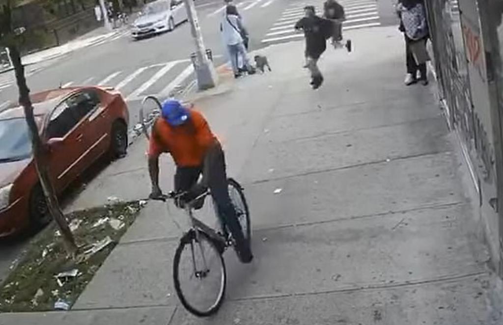 Bomberos persiguen y atrapan a ciclista que golpeó a una adulta mayor