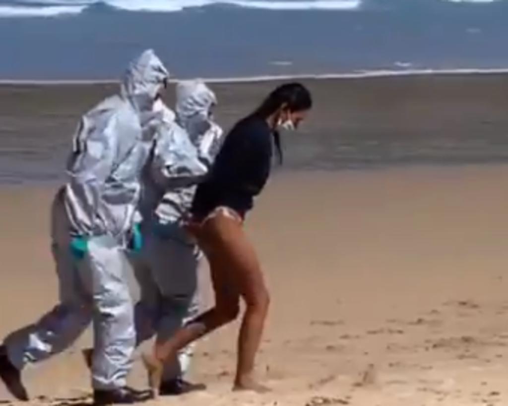 Mujer infectada de COVID-19 es arrestada por visitar una playa
