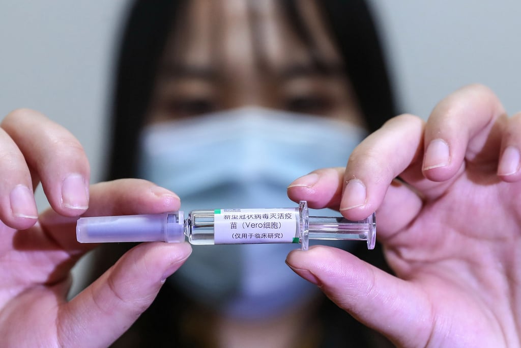 China vacuna a 'cientos de miles'