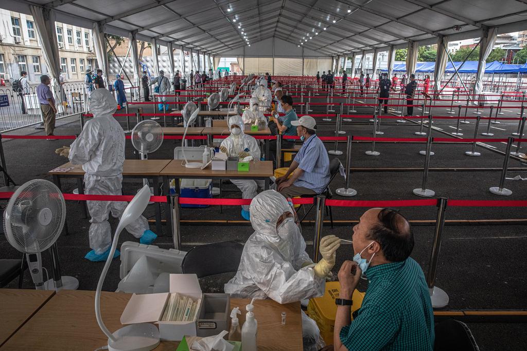 Inmuniza China a 'cientos de miles' contra COVID-19