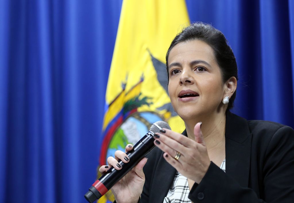 Presidente de Ecuador respalda a ministra ante posible juicio político