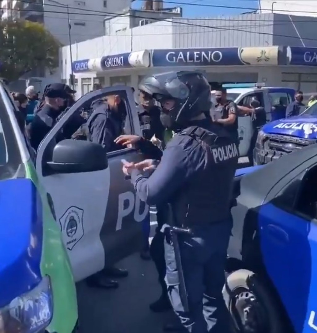 Policías argentinos protestan por sueldos