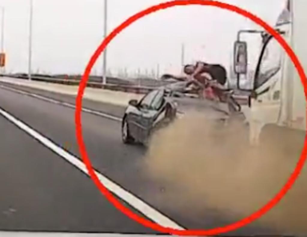 Conductor que estaba arreglando su auto en plena carretera es embestido por un camión