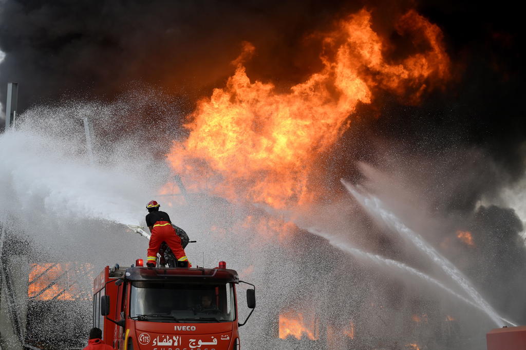 A un mes de la explosión, se registra incendio en el puerto de Beirut