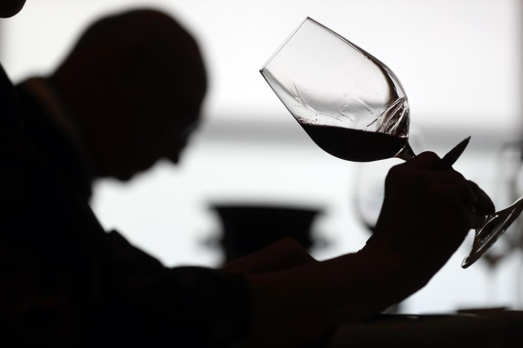 ¿Cuáles son los beneficios de beber una copa de vino en la noche?