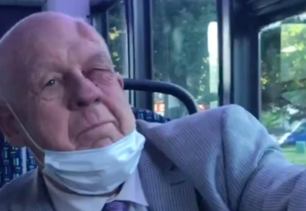 Anciano es golpeado en un autobús tras haber llamado 'simios' a dos pasajeros negros