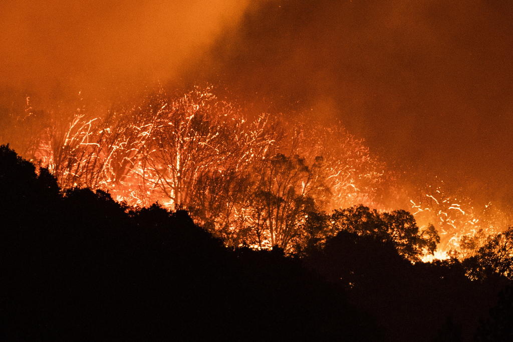 Crecen incendios de California; se mueven más que nunca