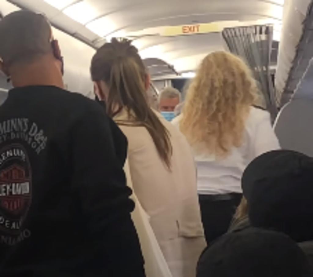 Pasajeros obligan a una mujer a abandonar el avión por rehusarse a ponerse un cubrebocas