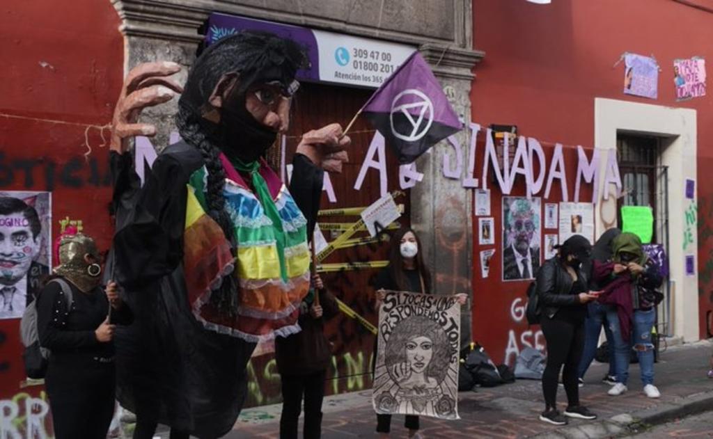 Mujeres 'toman' sede de la Comisión de Derechos Humanos en Puebla