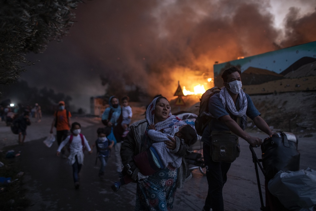 Destruye incendio campo de refugiados en Grecia