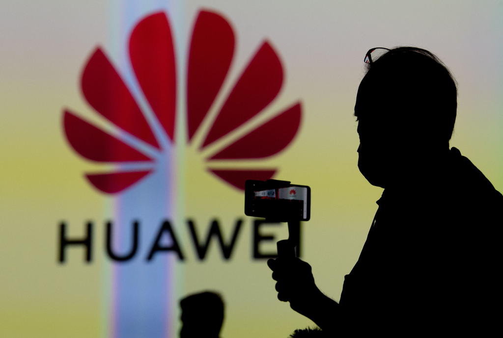 Huawei podría enfrentar carencia de pantallas y chips