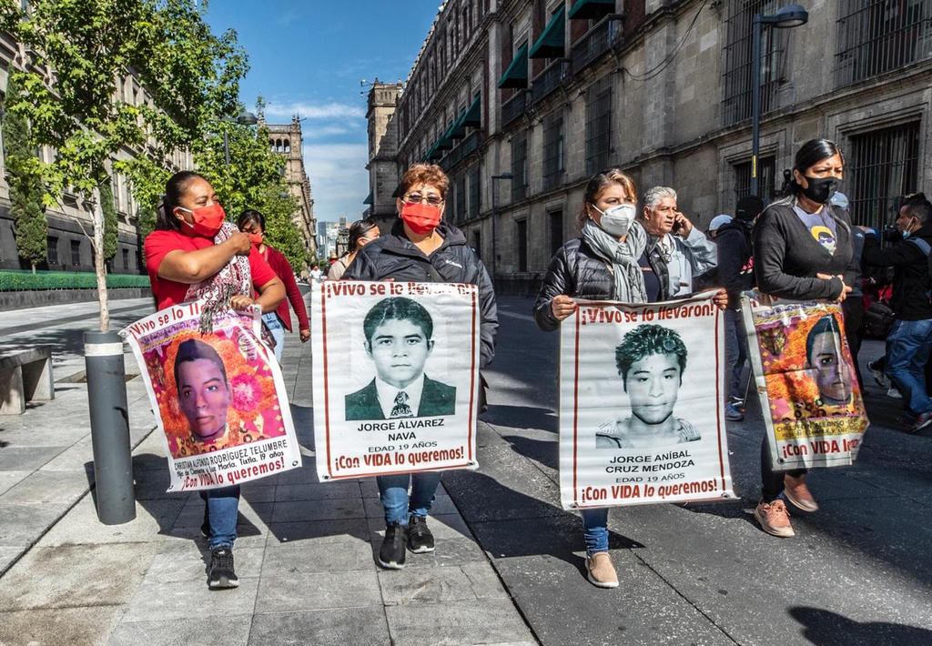 Se reúne AMLO con familiares de los 43 normalistas de Ayotzinapa