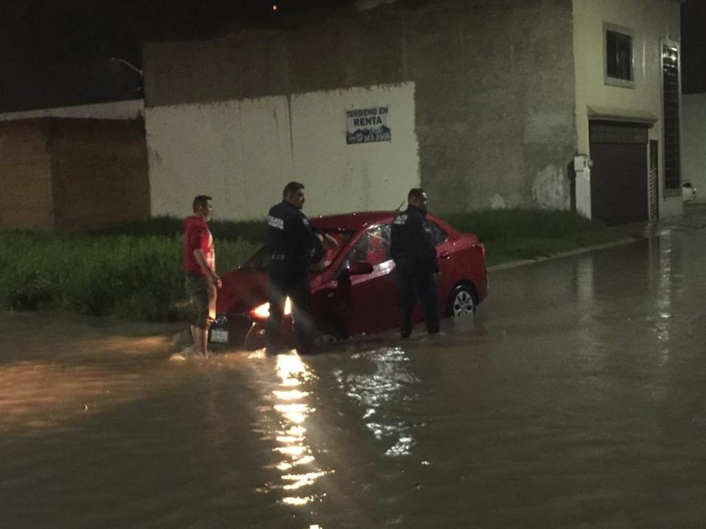 Tras lluvias, rescatan a ciudadano y vehículo de una zanja