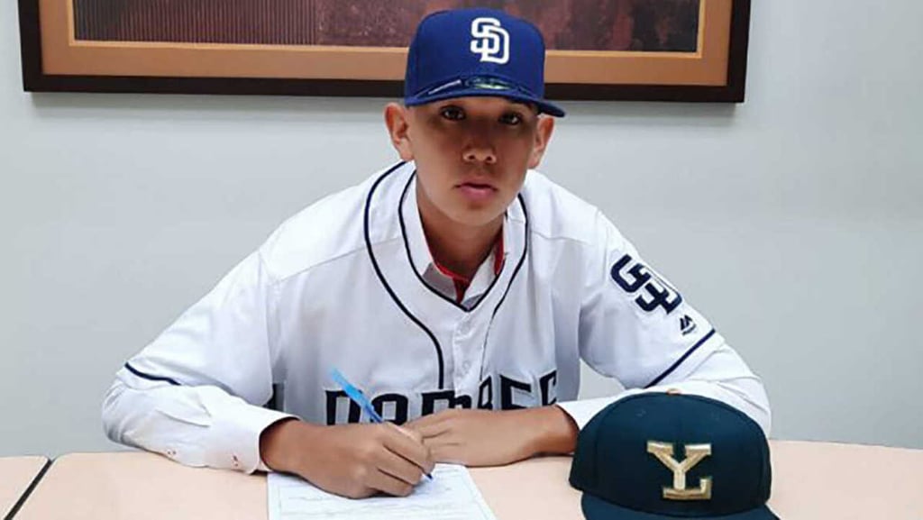 Padres firma a mexicano