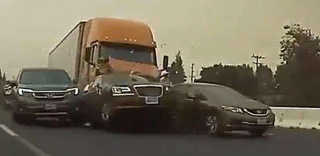 Camión provoca un choque de 9 vehículos y mata a una persona