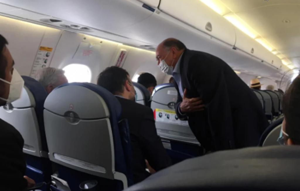 Padre de 'Checo' Pérez saluda en el avión a López Obrador