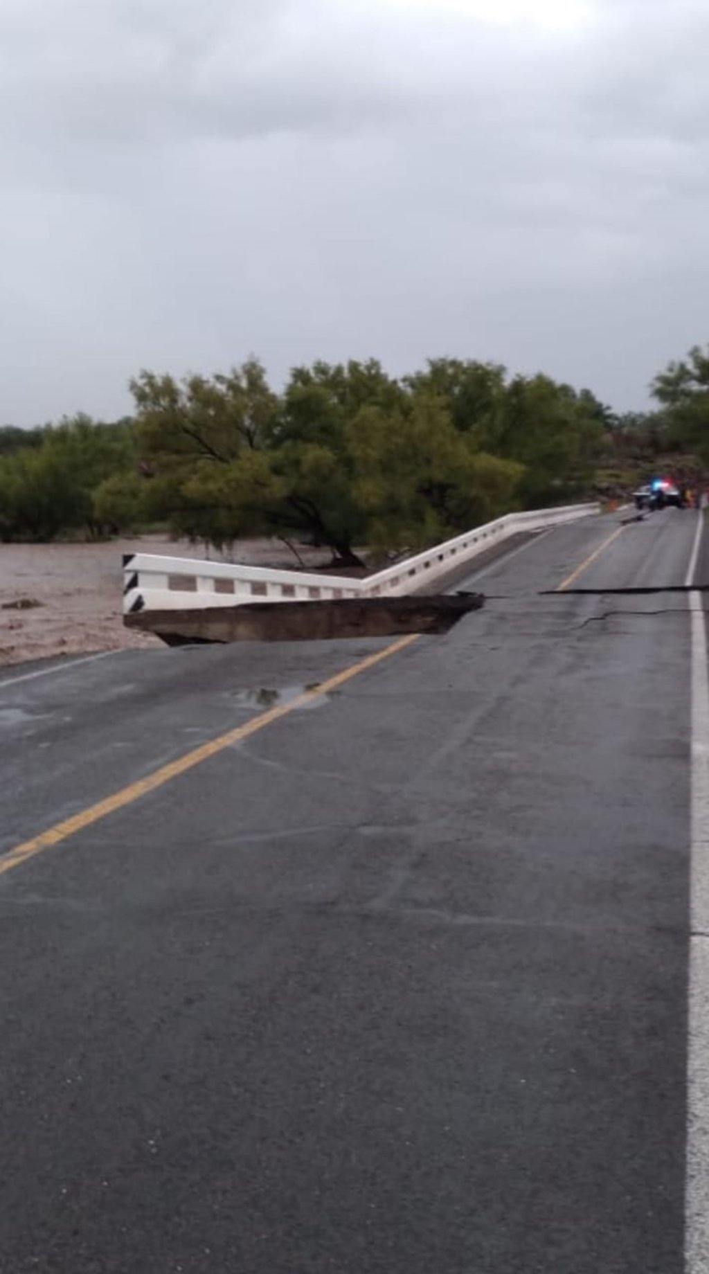 Corriente quiebra puente en Rodeo tras precipitaciones