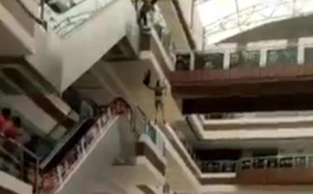 Mujer salta desde el tercer piso de un centro comercial y sobrevive