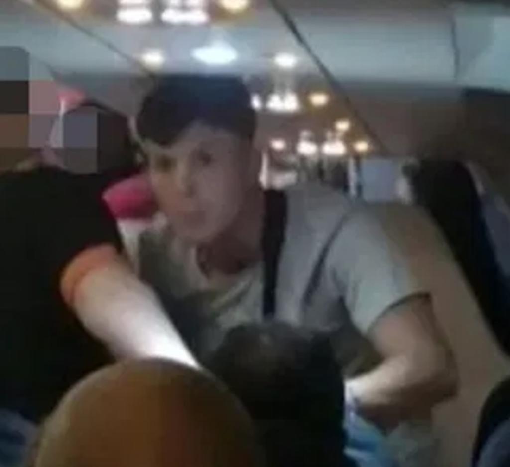 Hombre intenta golpear a una mujer tras una discusión dentro de un avión