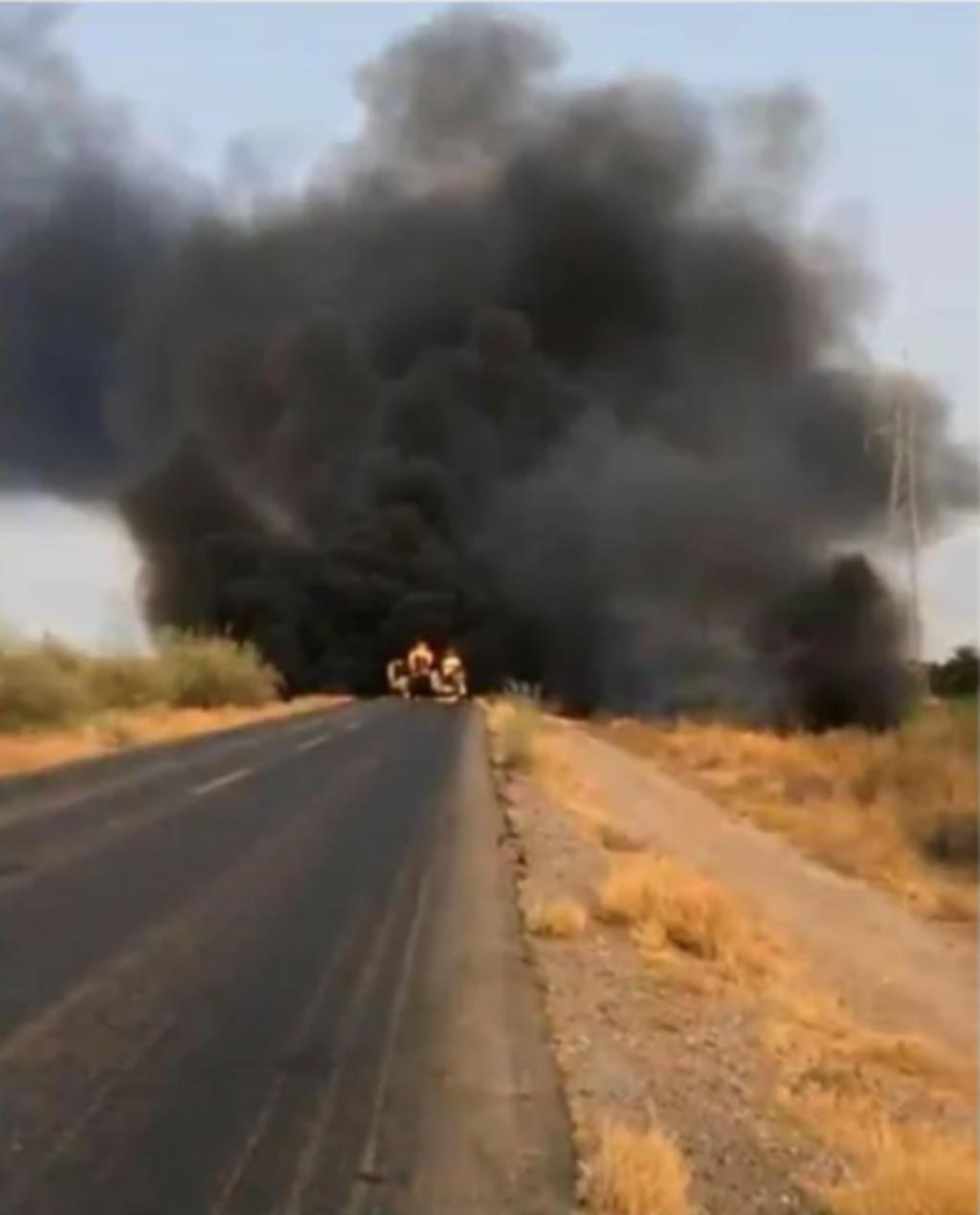 Vuelca y se incendia pipa con 10 mil litros de gasolina en Sonora