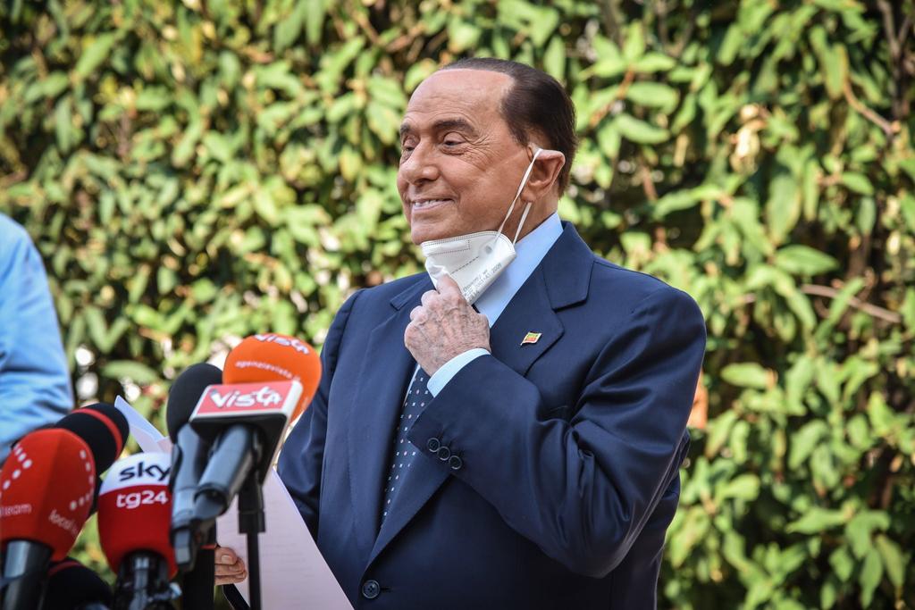Berlusconi sale del hospital tras padecer COVID-19