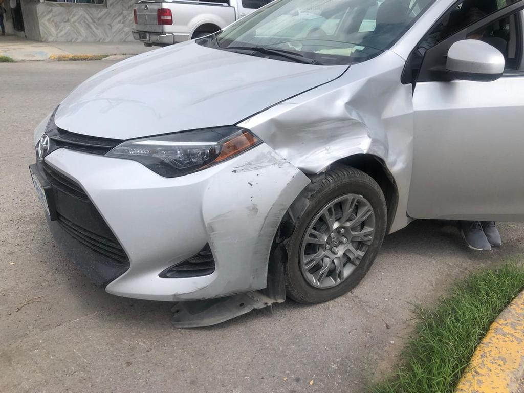 Conductora provoca daños a dos autos estacionados en Gómez Palacio