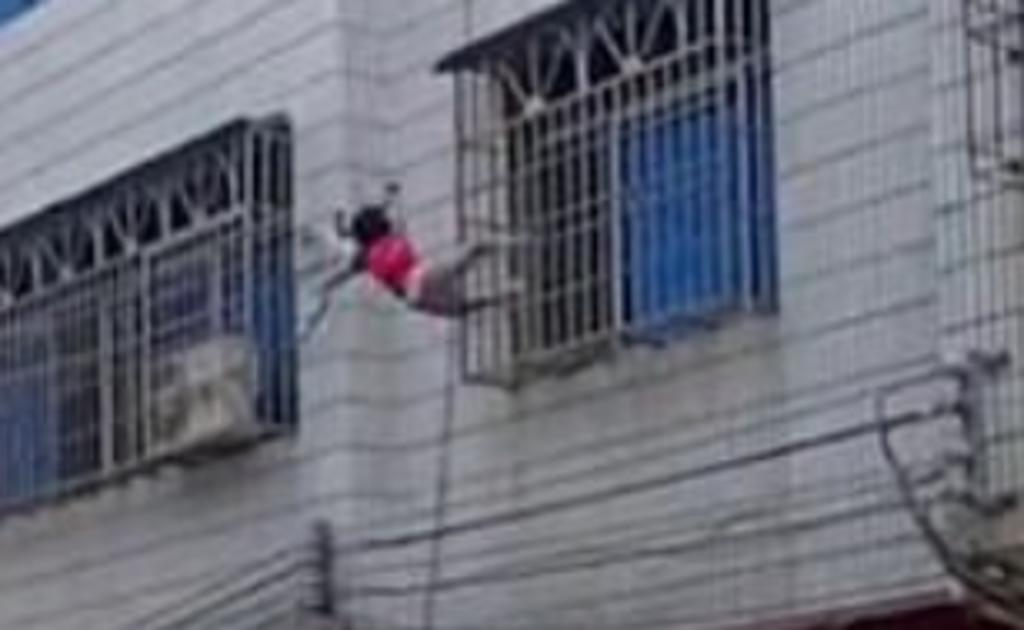 Vecinos usan un edredón para salvar a una niña que cayó desde un tercer piso