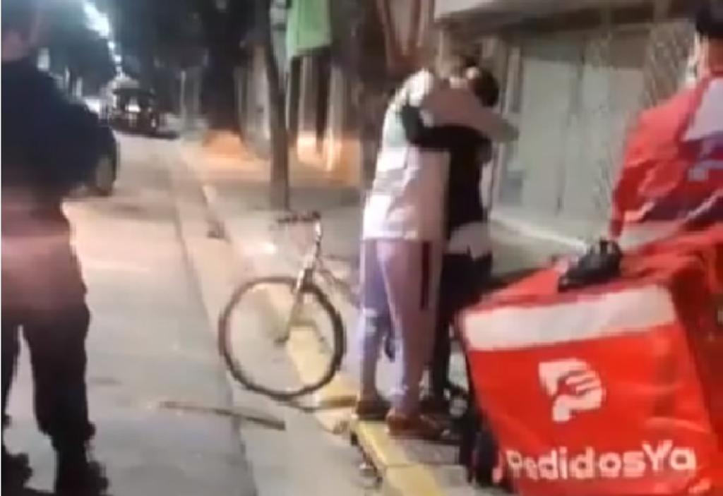 Roban bicicleta a repartidor pero su clienta le regala la suya