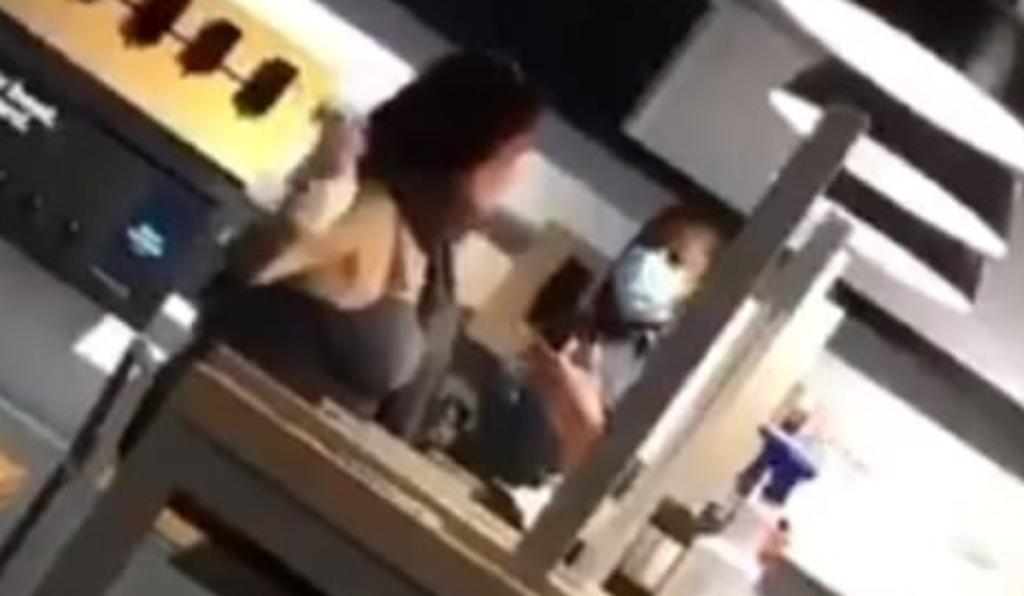 Mujer agrede a una empleada de una tienda porque le pidió utilizar un cubrebocas