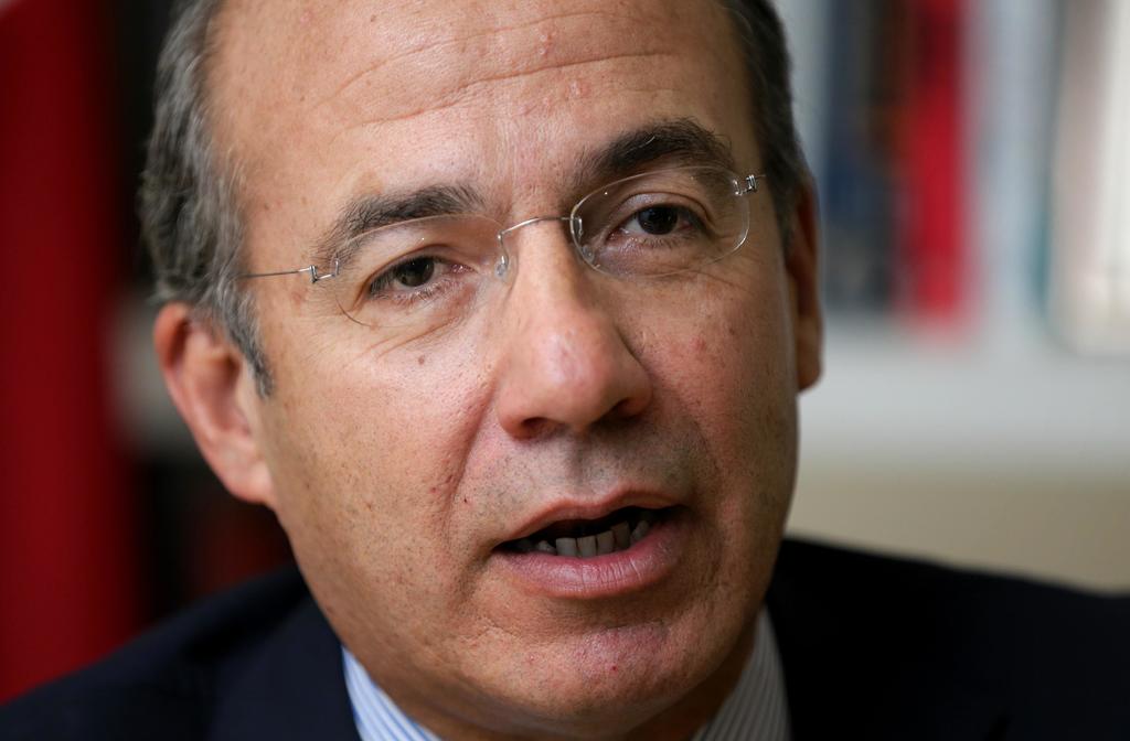 Solicitud de consulta a expresidentes viola garantías elementales: Calderón