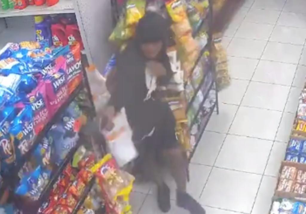Hombre encapuchado desata una balacera dentro de una tienda en Nueva York
