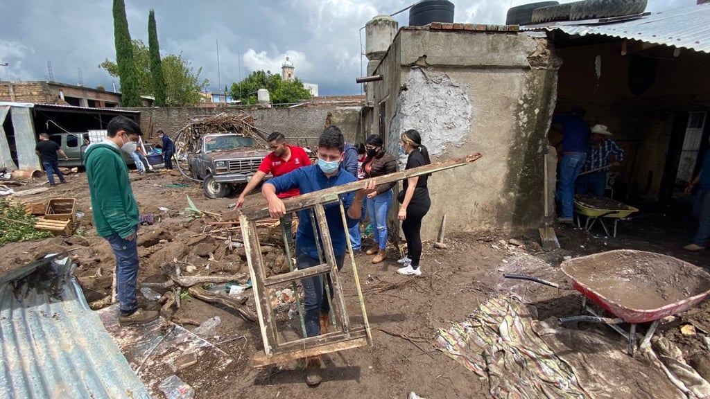 Estudiantes ayudaron en limpieza de viviendas de damnificados