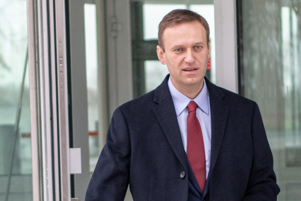 Hallan restos de Novichok en botella en hotel de Alexei Navalni