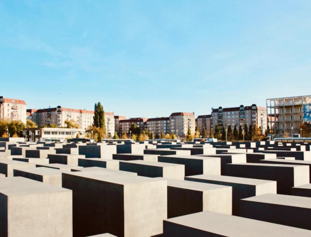 Millennials y Gen Z desconocen que murieron 6 millones en el Holocausto