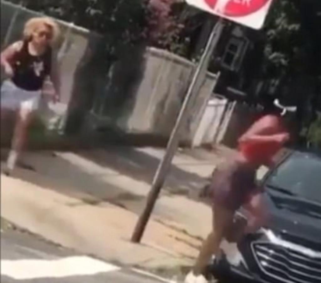 Mujer fue golpeada con una botella de vidrio e insultada mientras hacía ejercicio en la calle