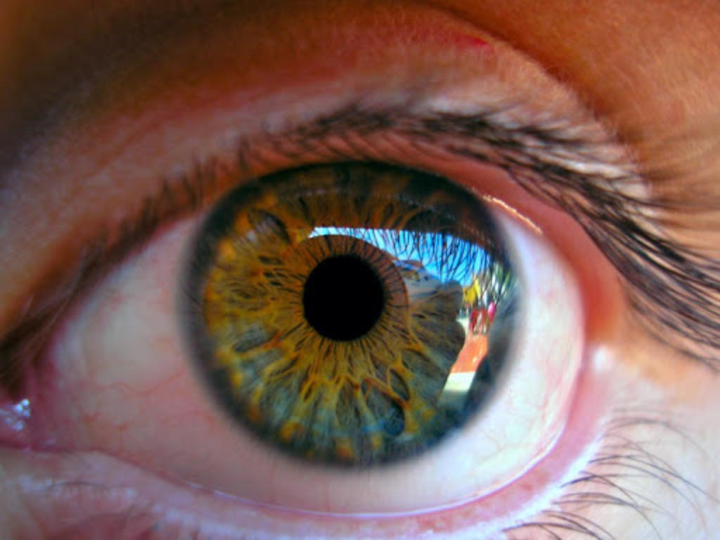 Pierde parte de la retina por mirar directamente un puntero láser