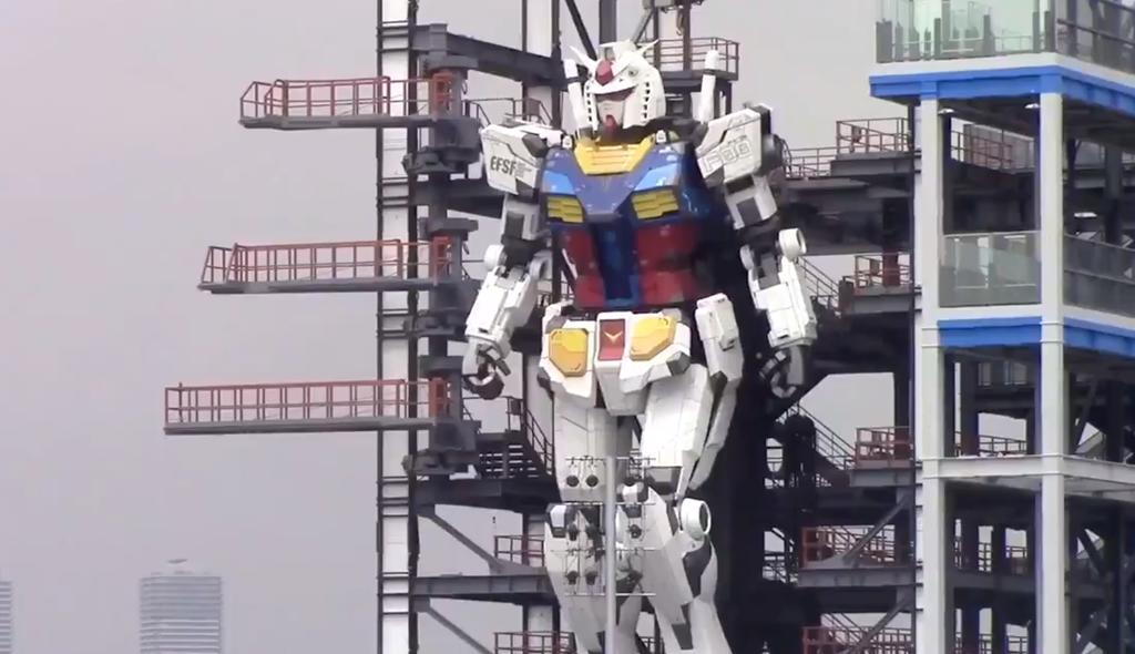 Hay un robot gigante caminando en Japón'; 'Gundam' se mueve con éxito
