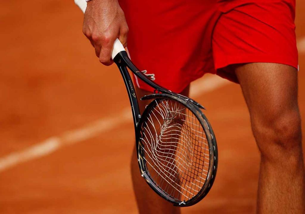 Novak Djokovic vuelve a perder los estribos; rompe raqueta de furia