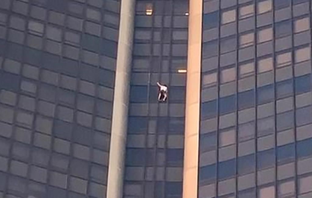 Hombre escala el edificio más alto de París y es arrestado en la azotea