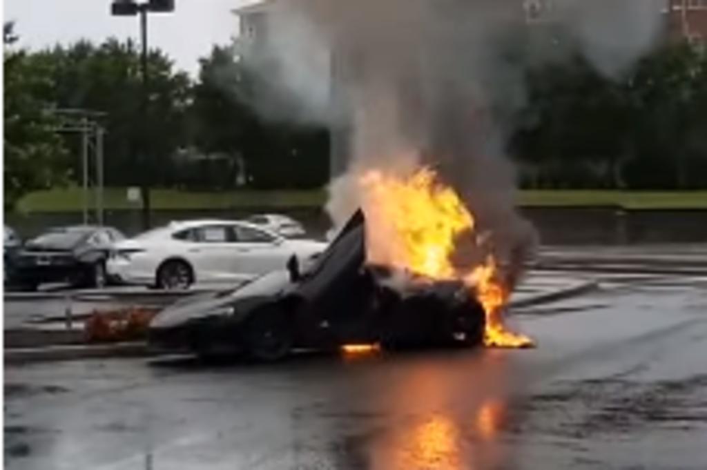 Graban a un automóvil deportivo incendiándose en medio de un estacionamiento