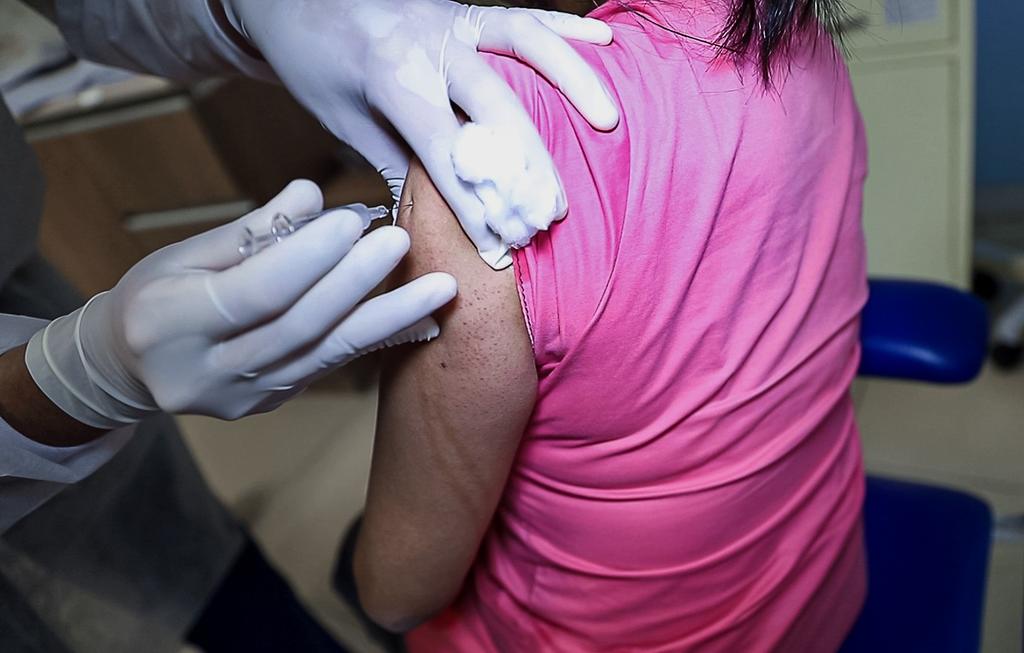 Voluntario para vacuna de AstraZeneca presenta enfermedad neurológica 'inexplicable'