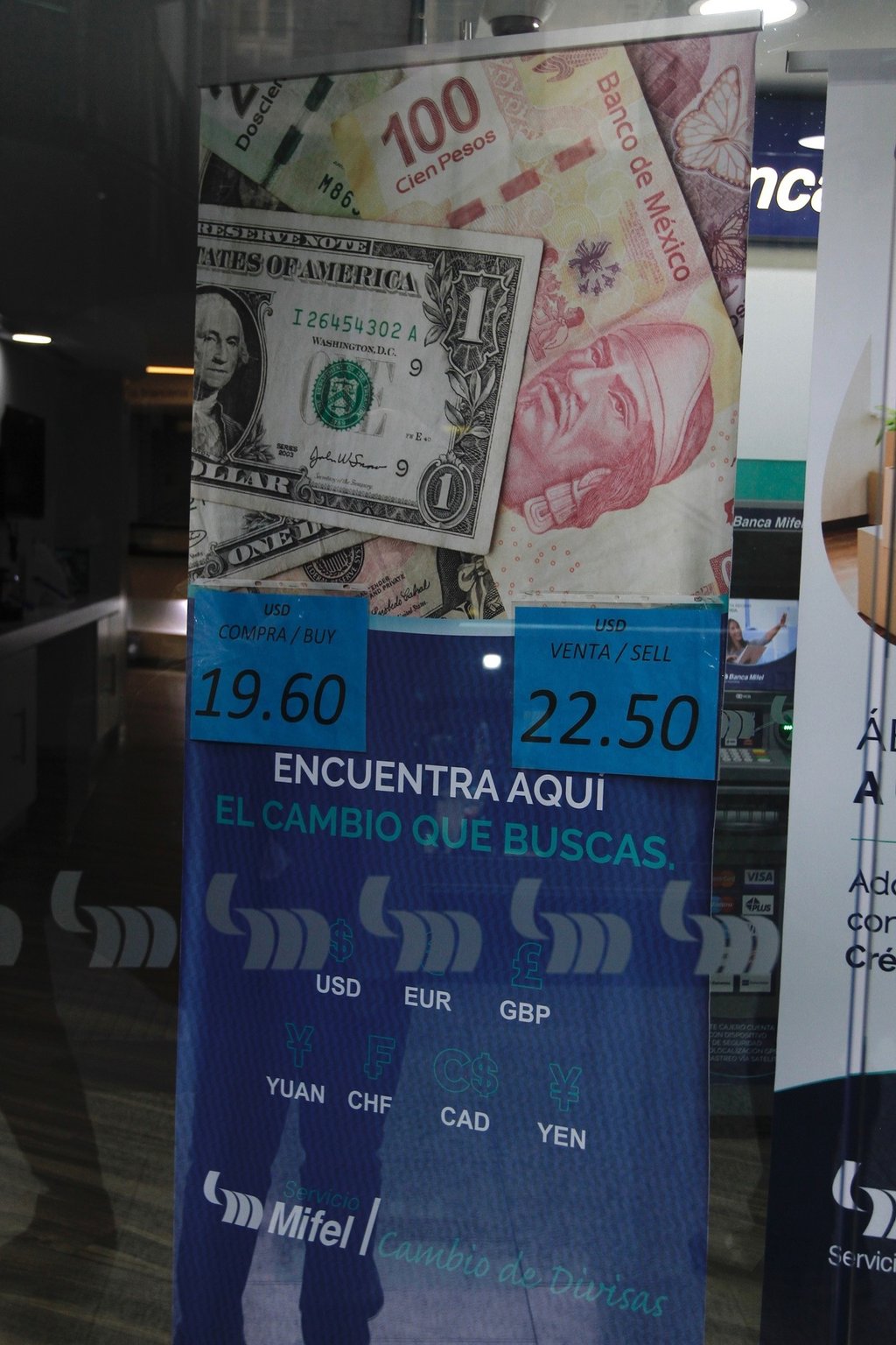 Dólar repunta a 22 pesos, tras descenso