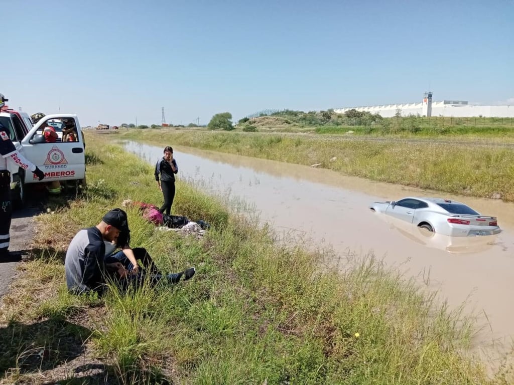 Auto cae a ‘laguna’ que se hace al lado de la carretera a Torreón