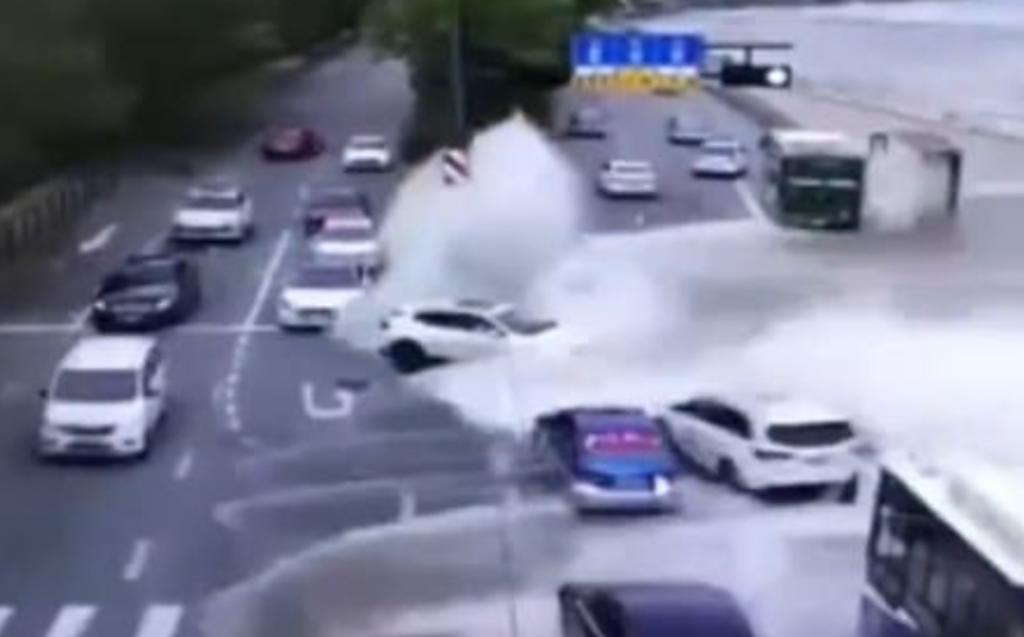 Una ola inunda a una carretera y se 'traga' a varios vehículos