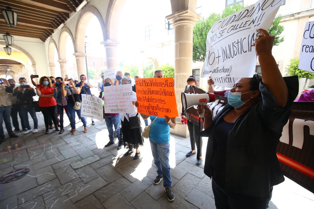 Entre protestas, comparece Fiscal de Durango