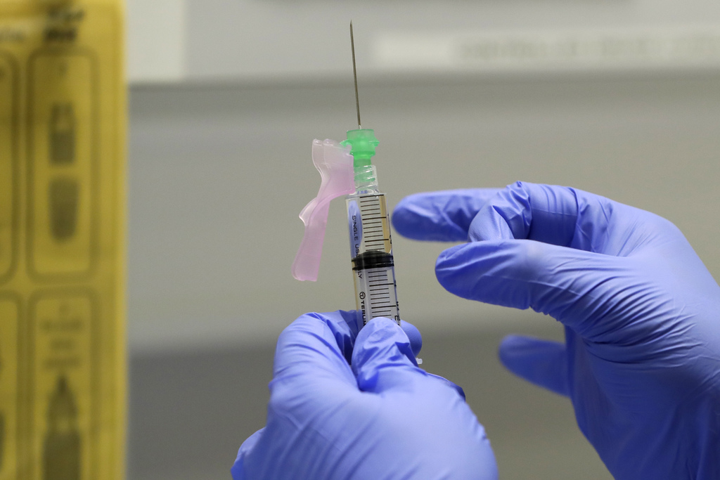 Restringe FDA vía de emergencia para vacuna contra COVID-19 en EUA