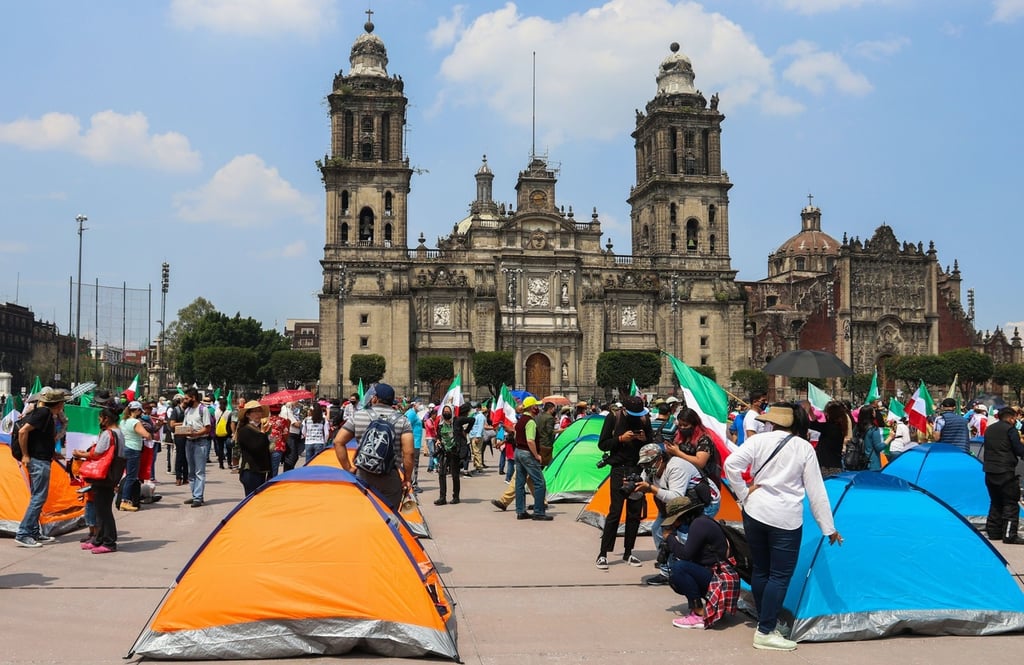 Frena consigue acampar en Zócalo