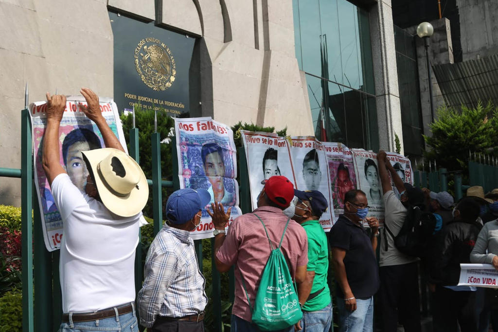 Padres de los 43 normalistas protestan en el CJF; acusan corrupción de jueces