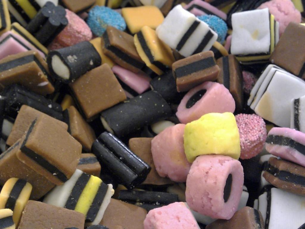 Hombre fallece por consumir varios paquetes de dulces de regaliz negro