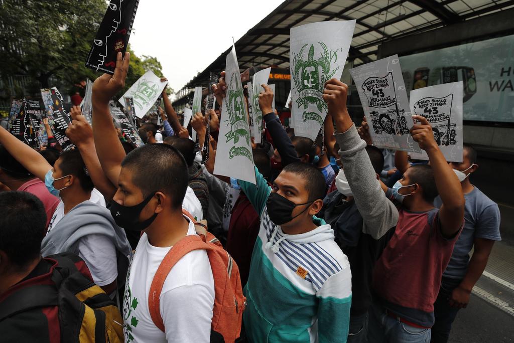 Esperan padres de los 43 detenciones de federales o militares por caso Ayotzinapa